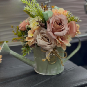 Annaffiatoio con fiori